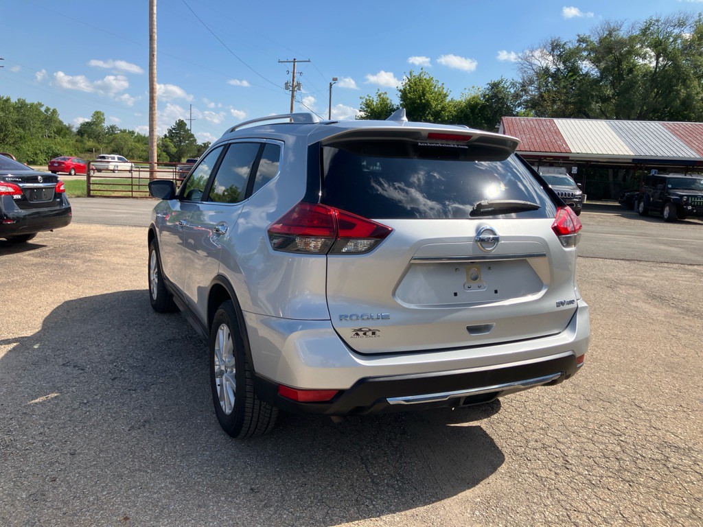 2017 Nissan Rogue Image 2