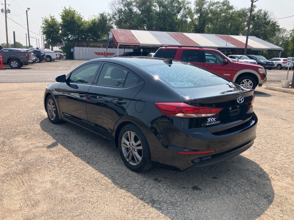2017 Hyundai Elantra Image 2