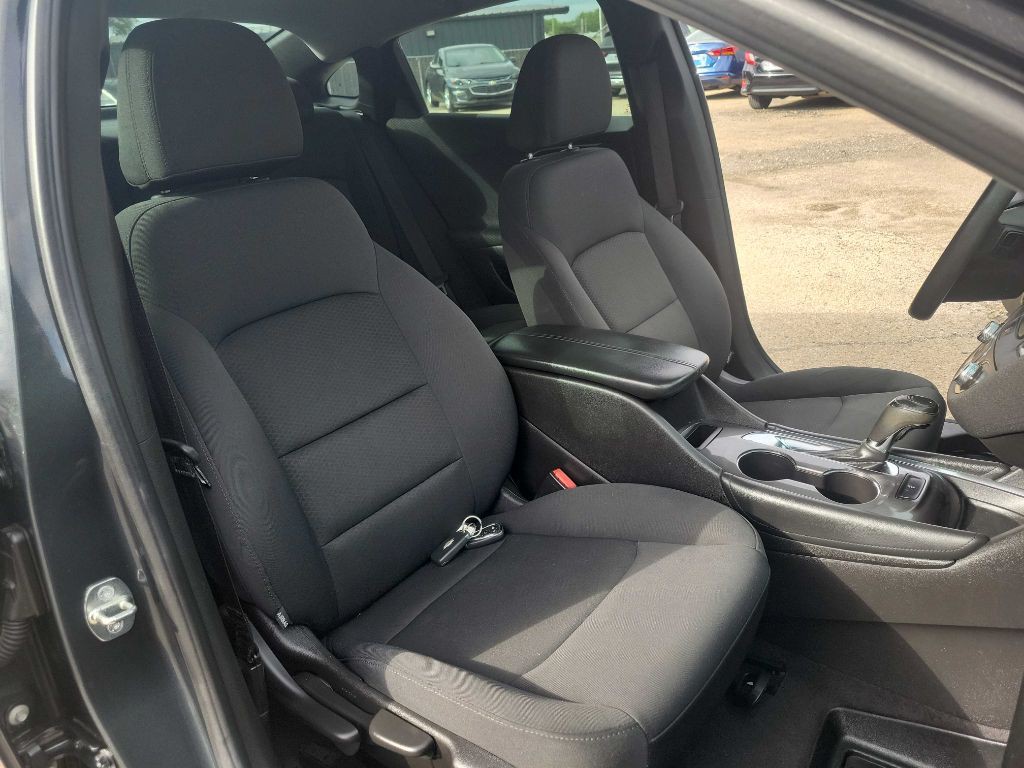 2017 Chevrolet Malibu Image 24