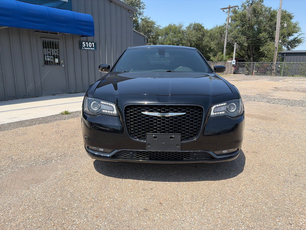 2017 Chrysler 300 Image 2