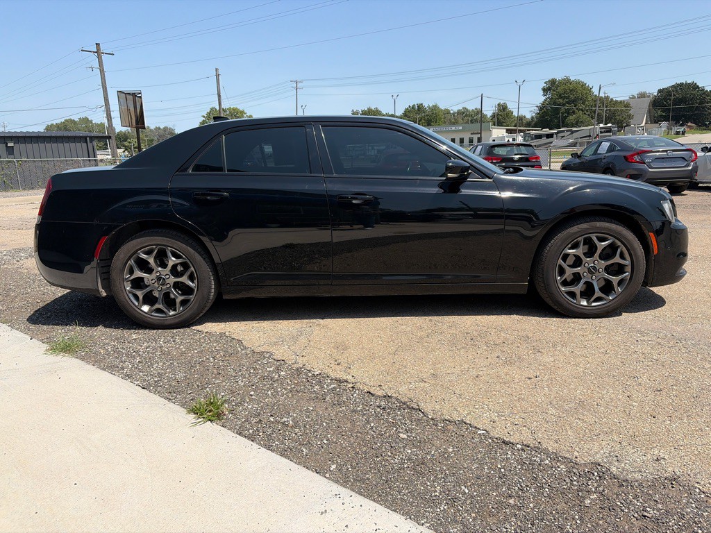 2017 Chrysler 300 Image 4