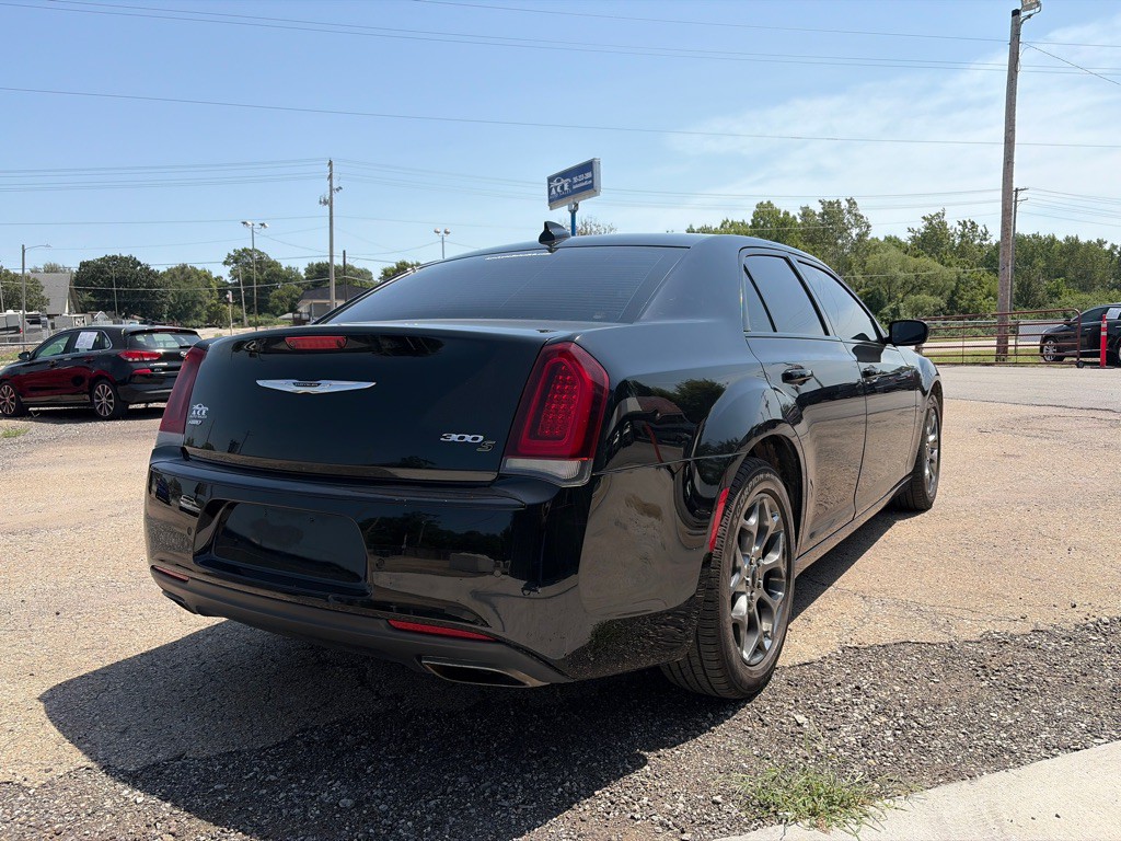 2017 Chrysler 300 Image 5