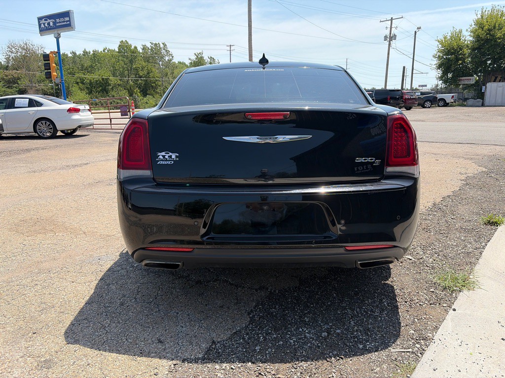 2017 Chrysler 300 Image 6
