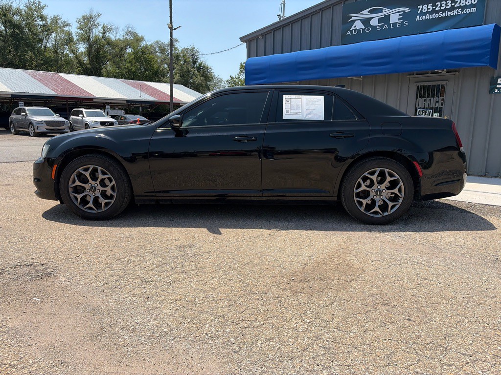 2017 Chrysler 300 Image 8