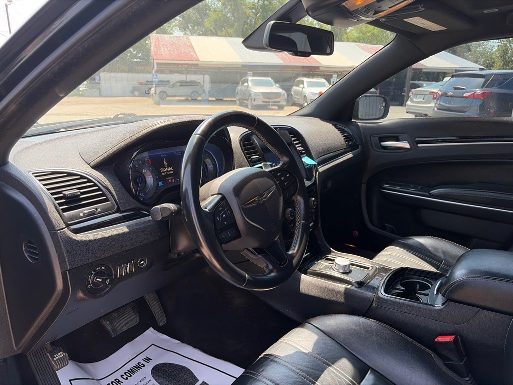 2017 Chrysler 300 Image 10