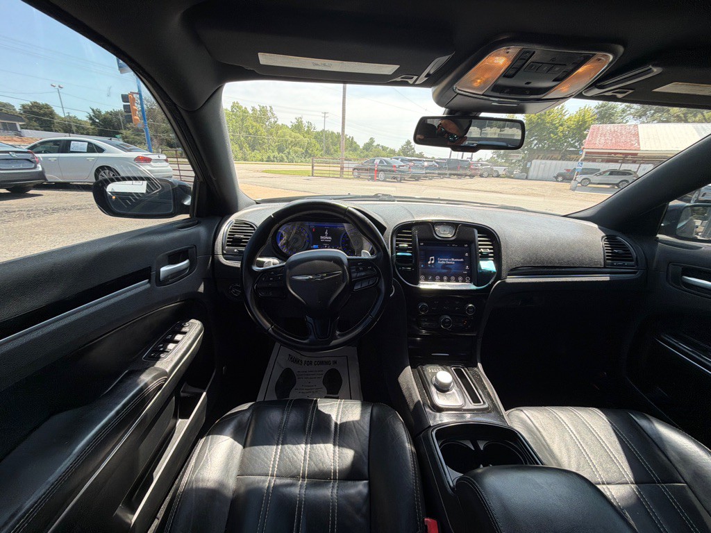 2017 Chrysler 300 Image 11