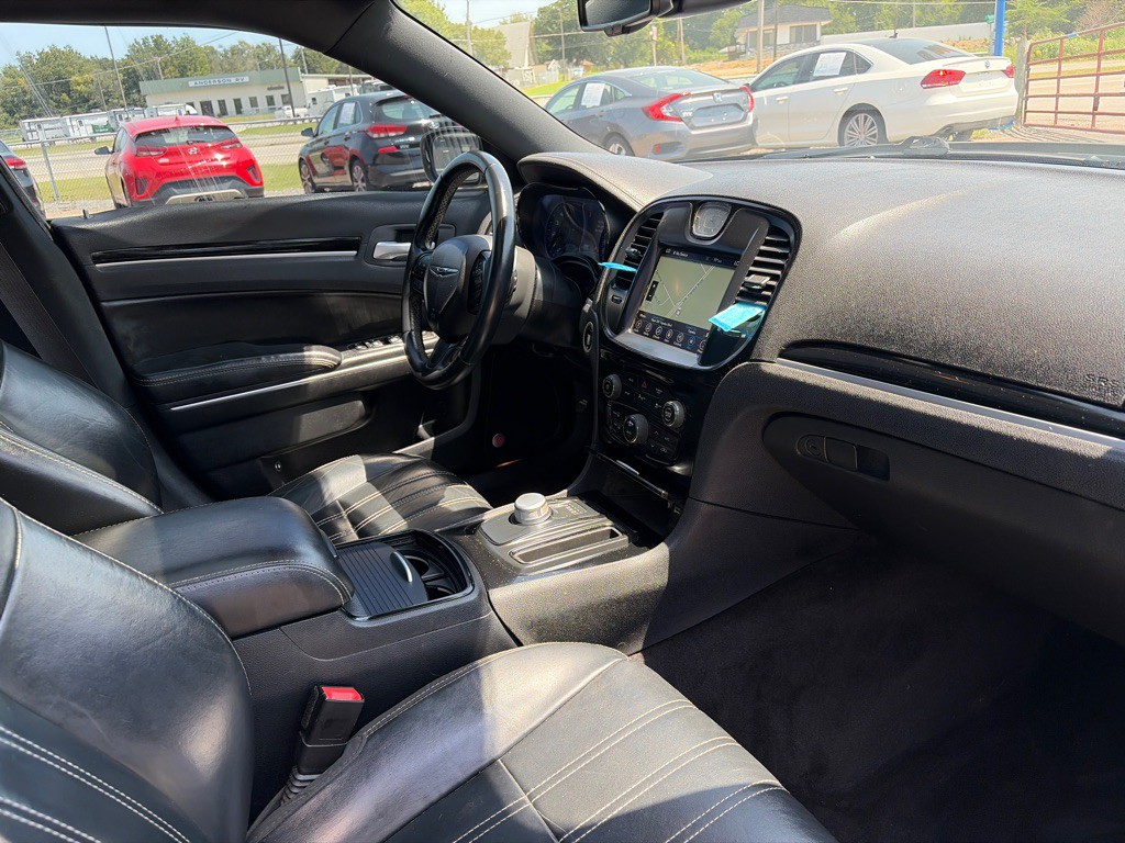 2017 Chrysler 300 Image 25