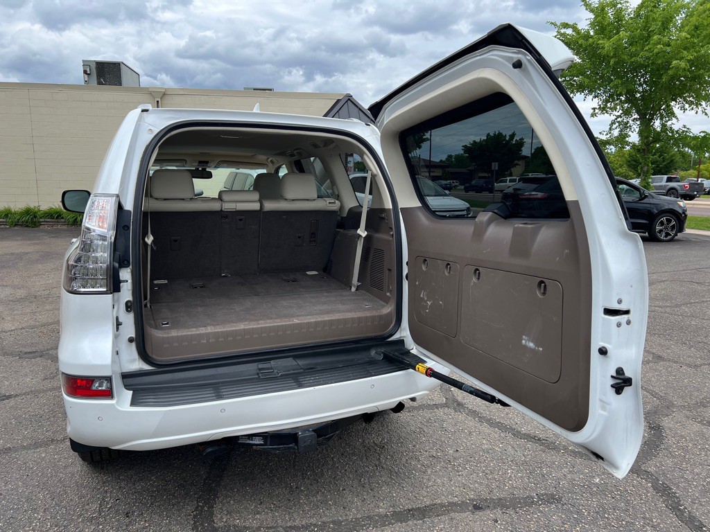 2019 Lexus GX Image 8