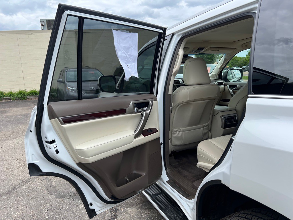 2019 Lexus GX Image 10
