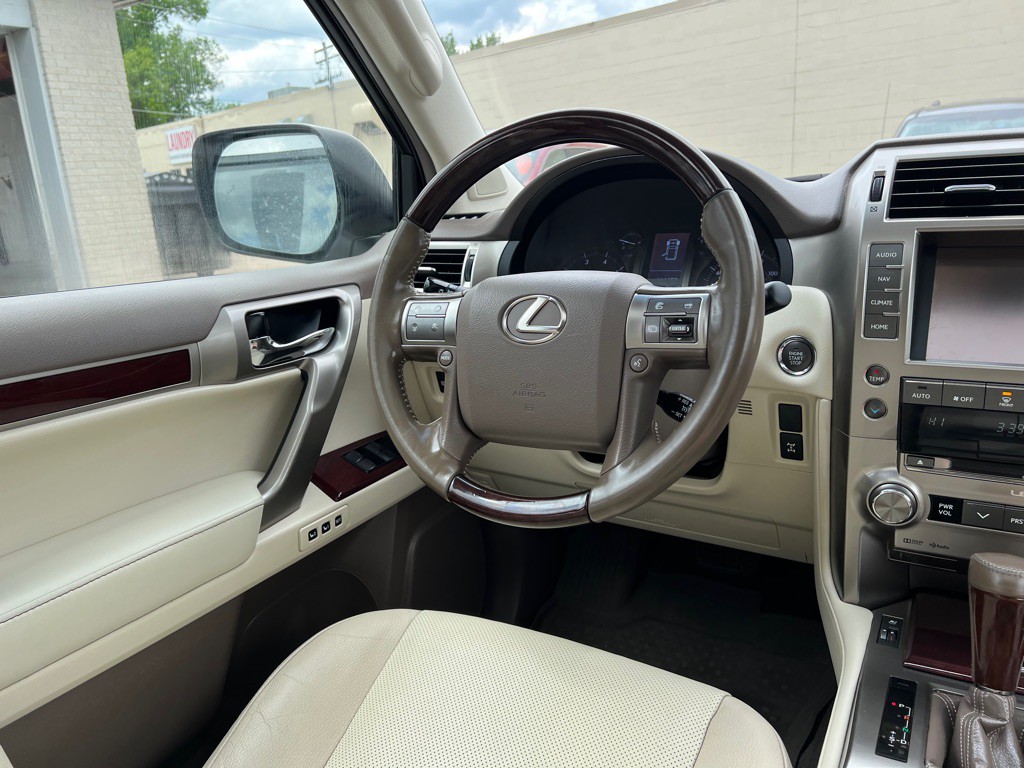 2019 Lexus GX Image 16