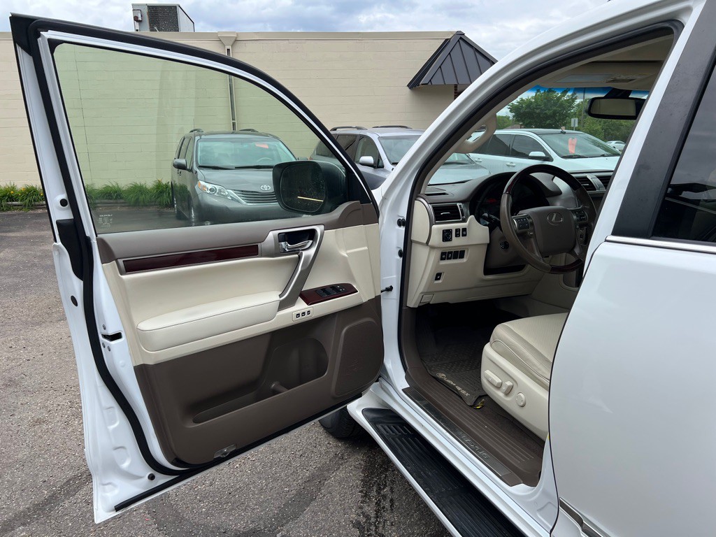2019 Lexus GX Image 17