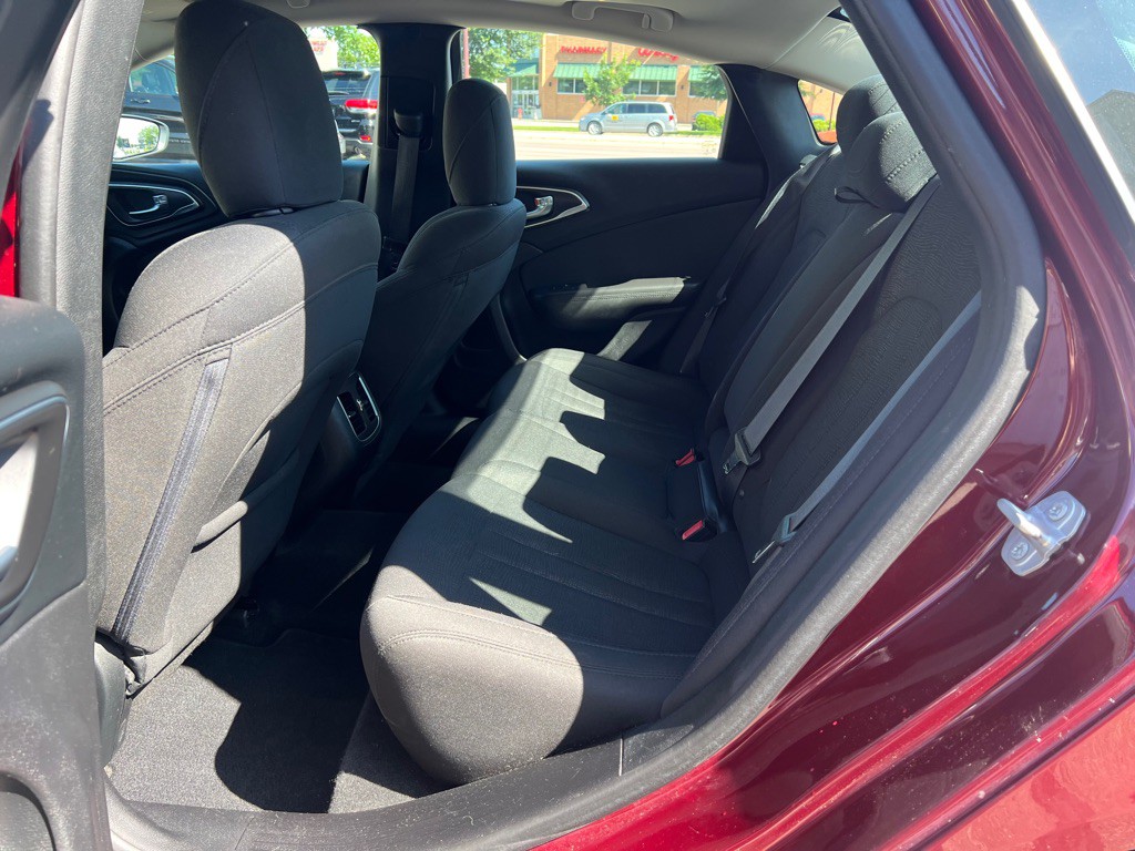 2016 Chrysler 200 Image 8