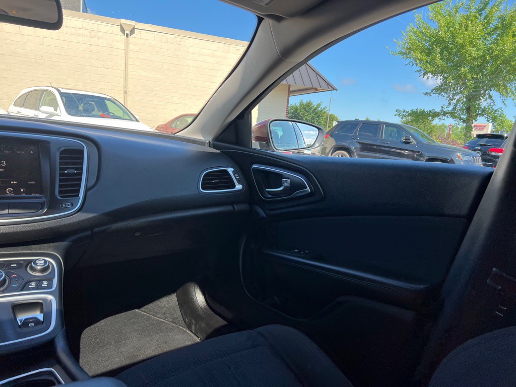 2016 Chrysler 200 Image 10