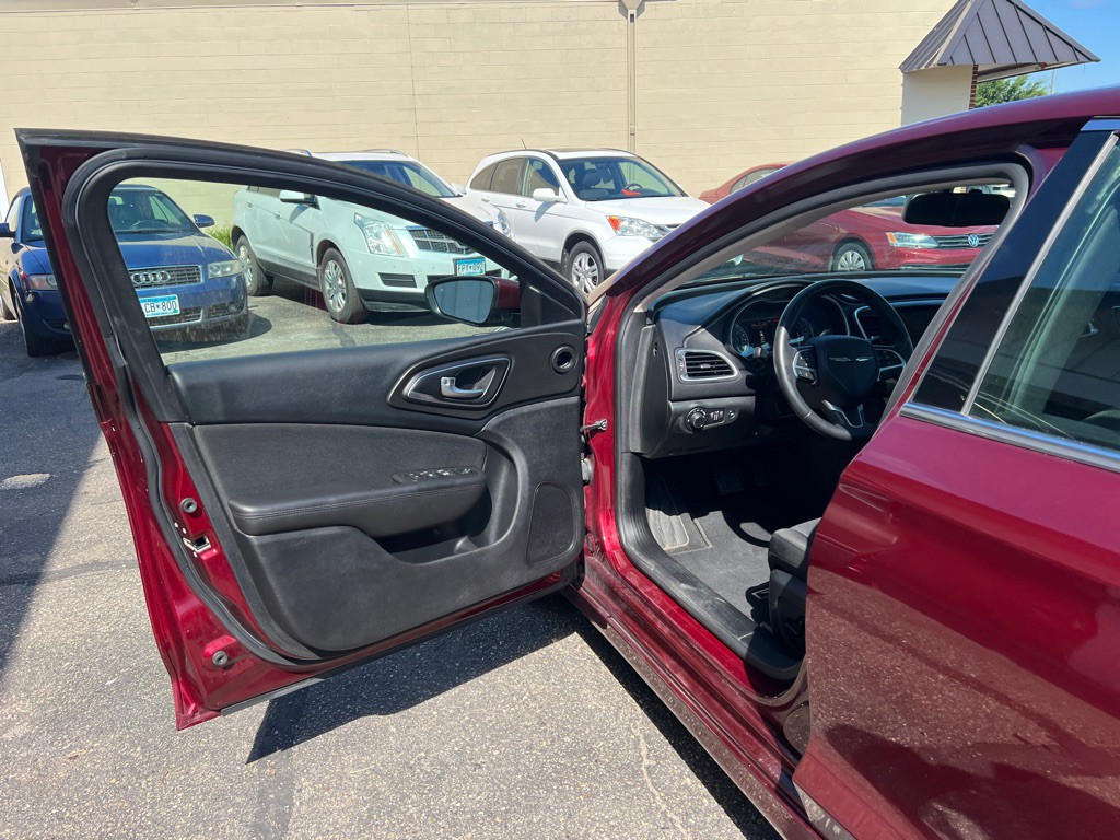 2016 Chrysler 200 Image 13