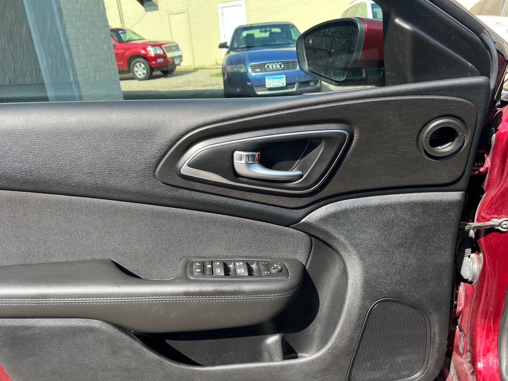 2016 Chrysler 200 Image 14