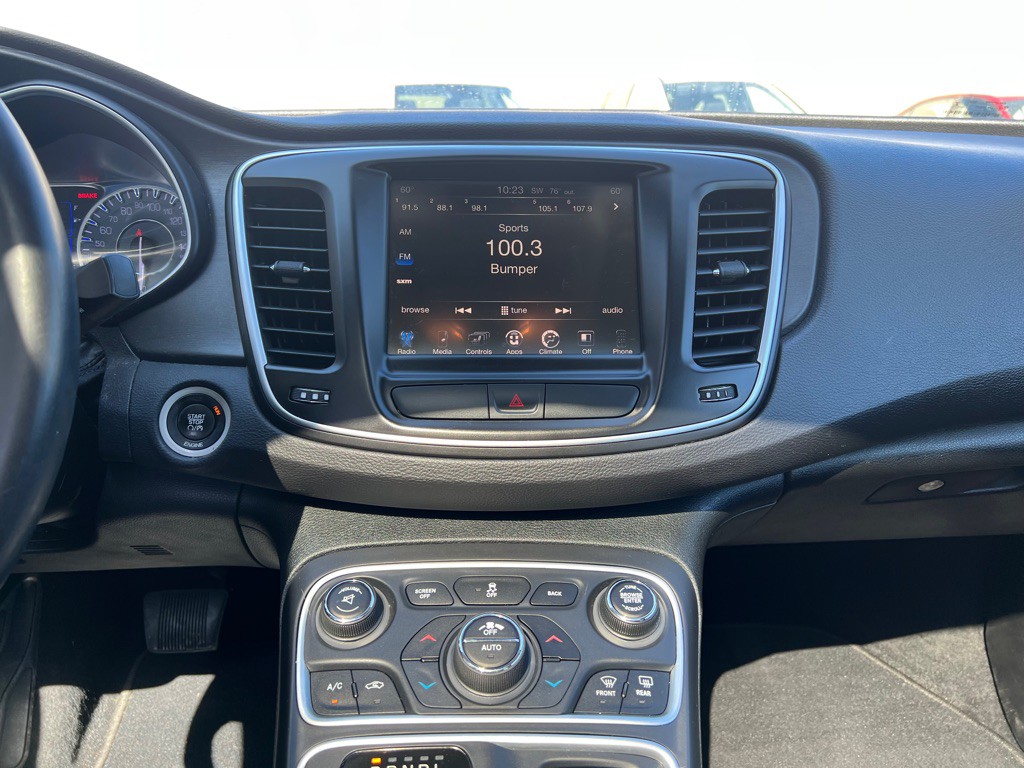 2016 Chrysler 200 Image 18
