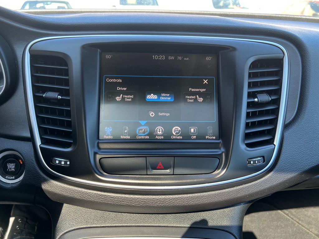 2016 Chrysler 200 Image 19