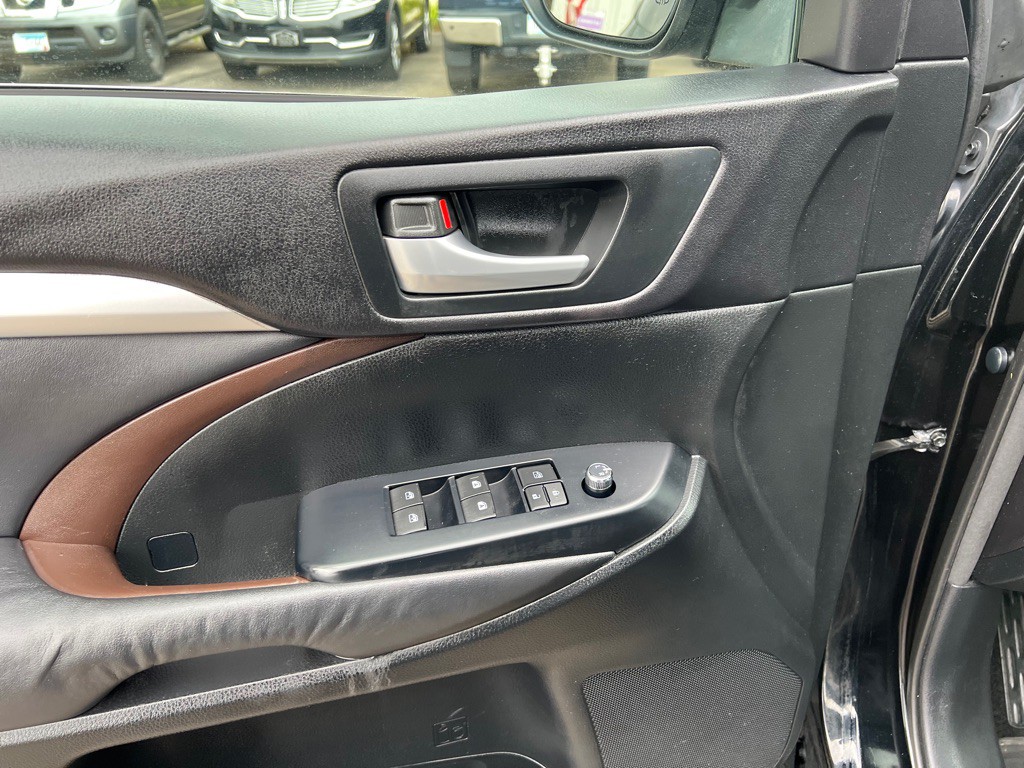 2015 Toyota Highlander Image 16