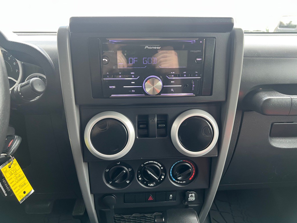 2010 Jeep Wrangler Image 14
