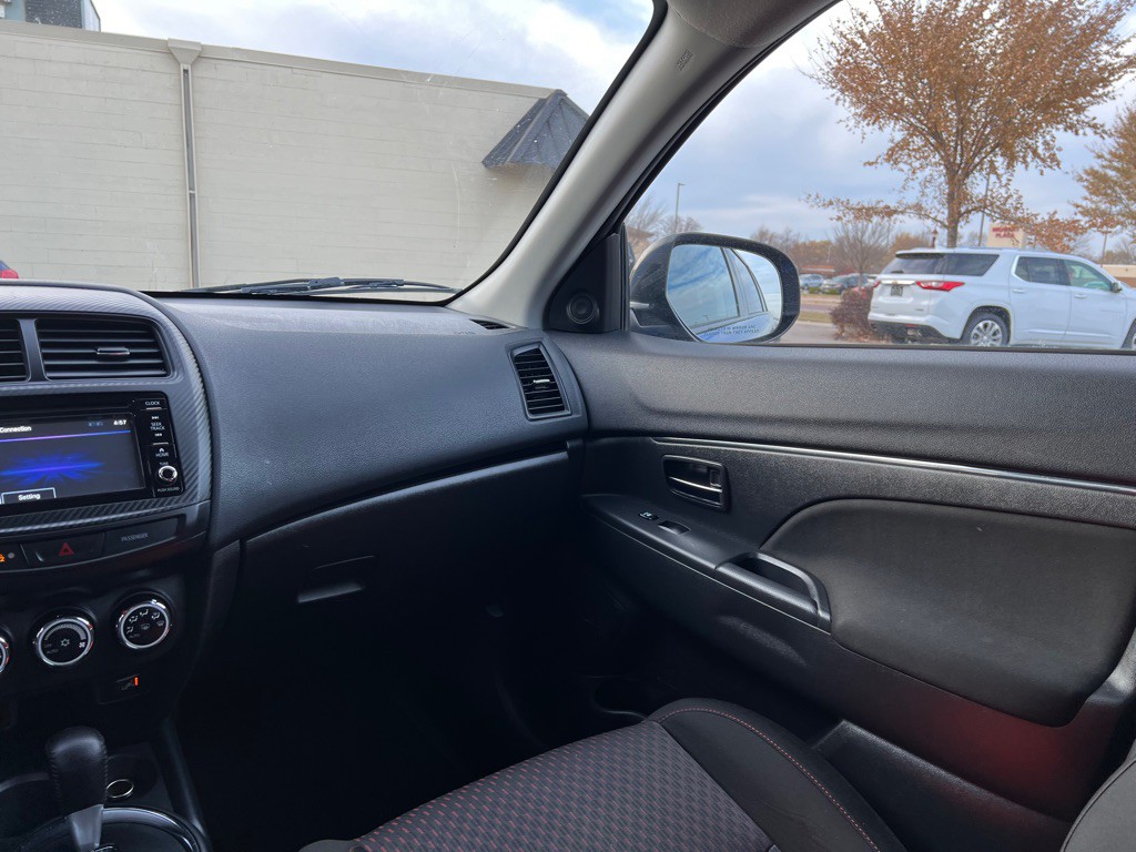 2016 Mitsubishi Outlander Image 12