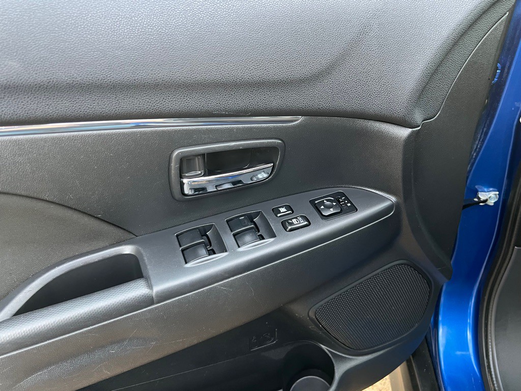 2016 Mitsubishi Outlander Image 16