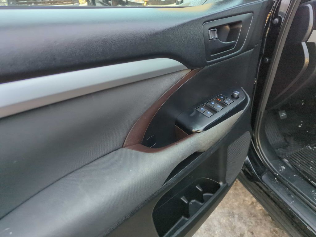 2017 Toyota Highlander Image 14