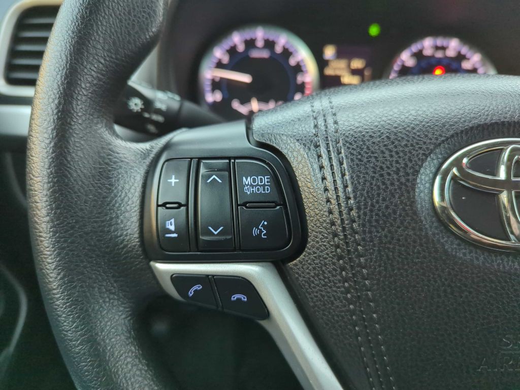 2017 Toyota Highlander Image 17