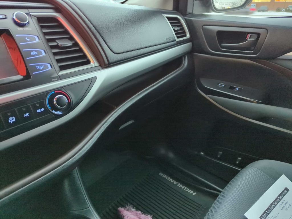 2017 Toyota Highlander Image 23