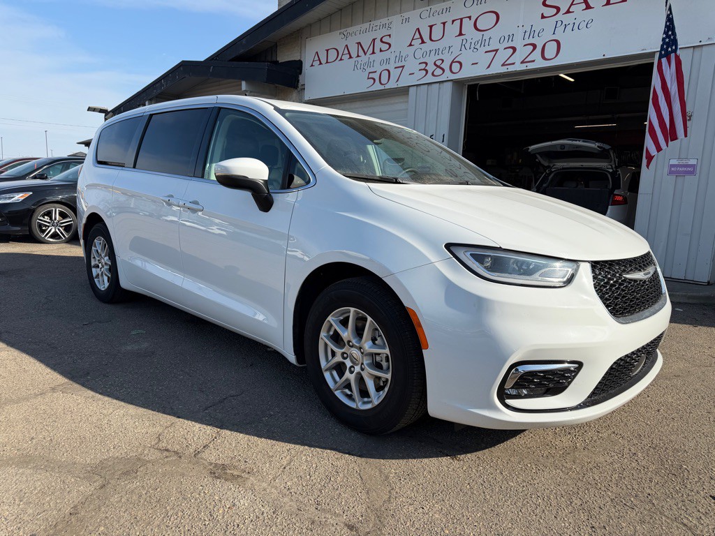2023 Chrysler Pacifica Image 1