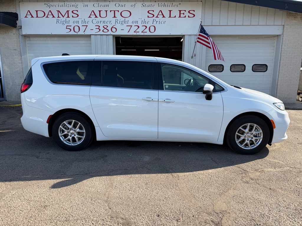 2023 Chrysler Pacifica Image 2