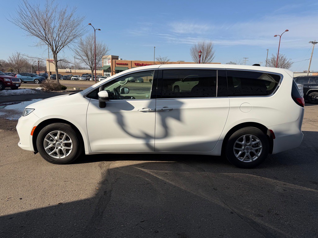 2023 Chrysler Pacifica Image 5