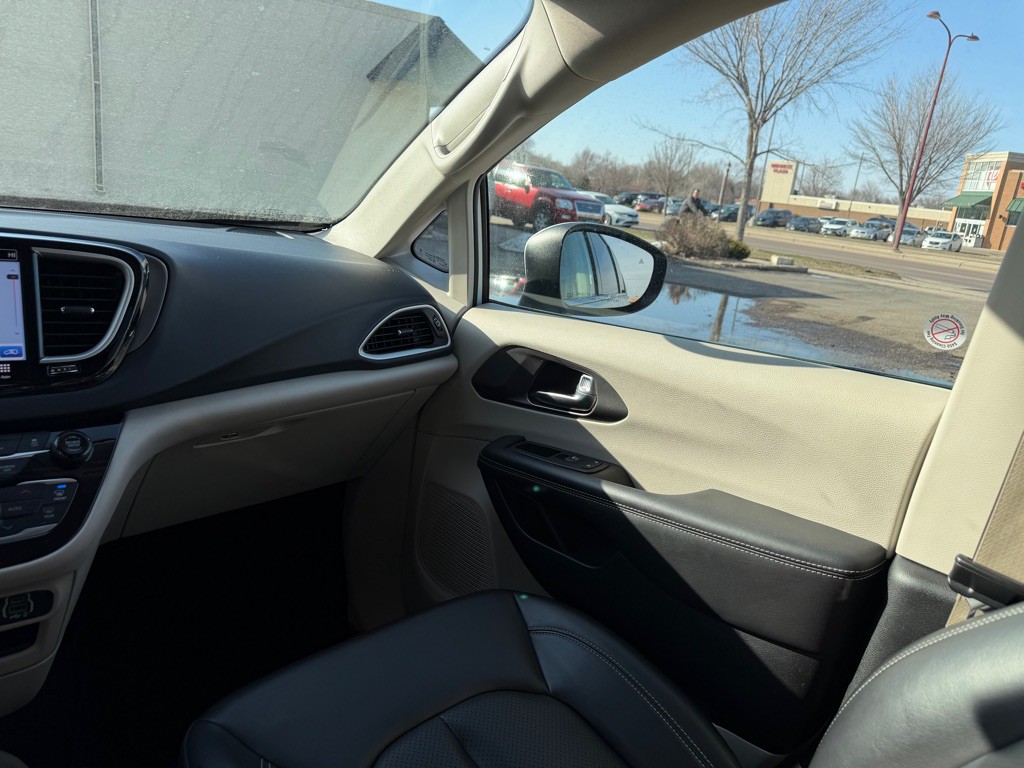 2023 Chrysler Pacifica Image 12