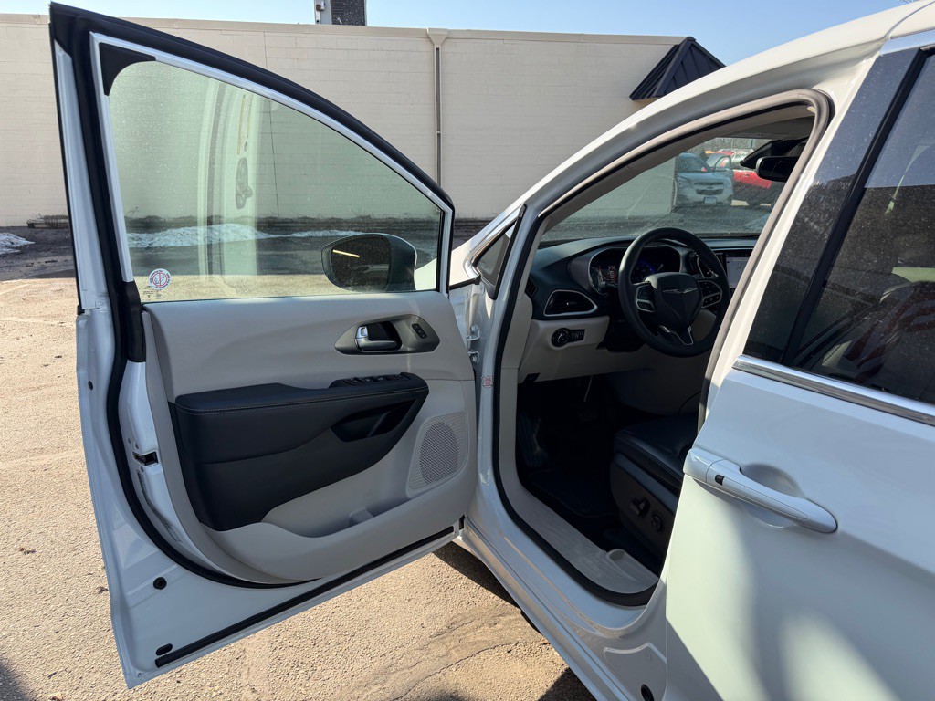2023 Chrysler Pacifica Image 15