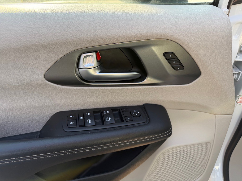 2023 Chrysler Pacifica Image 16