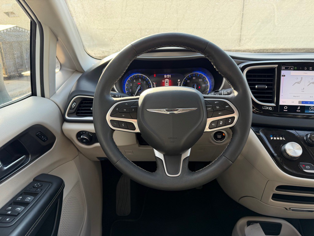 2023 Chrysler Pacifica Image 18