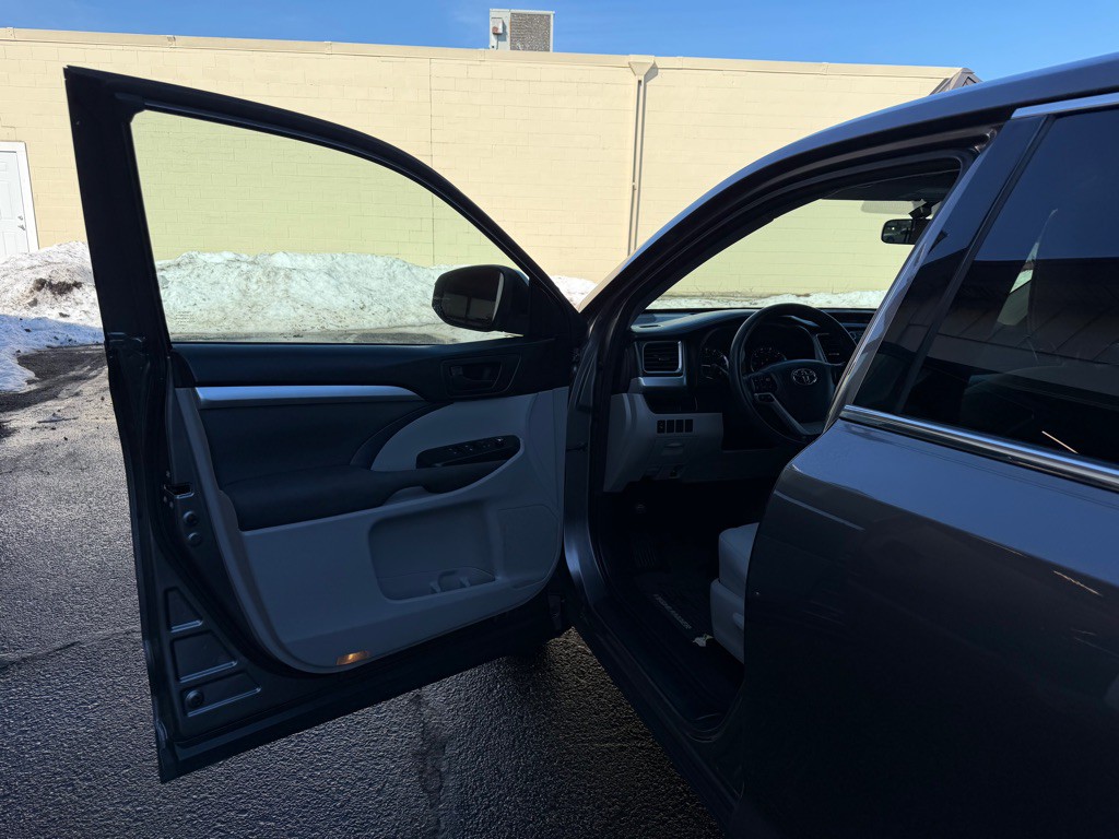 2016 Toyota Highlander Image 14