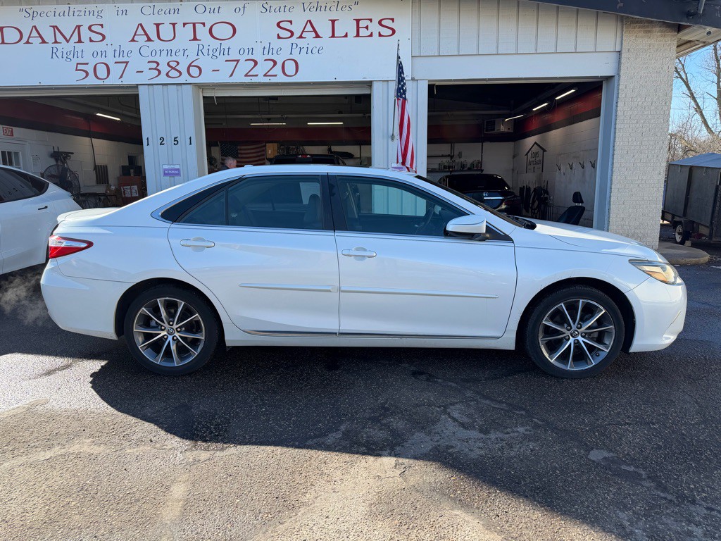 2017 Toyota Camry Image 2