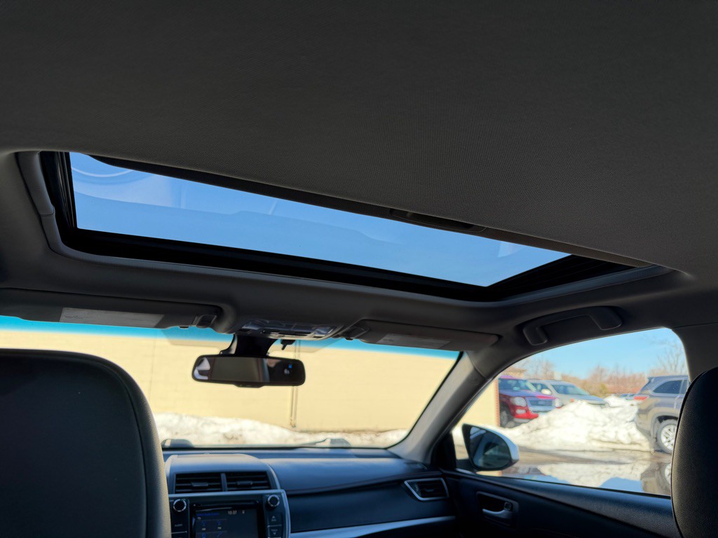 2017 Toyota Camry Image 9