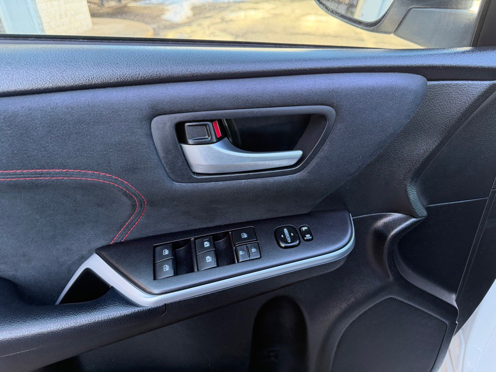 2017 Toyota Camry Image 14