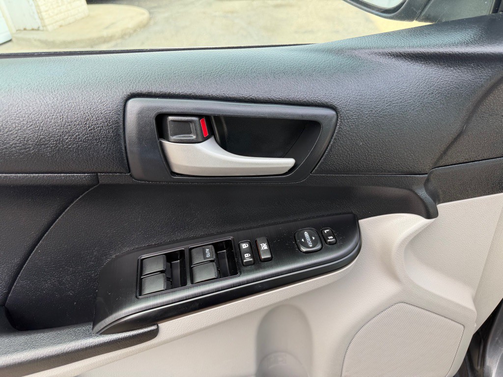 2014 Toyota Camry Image 13