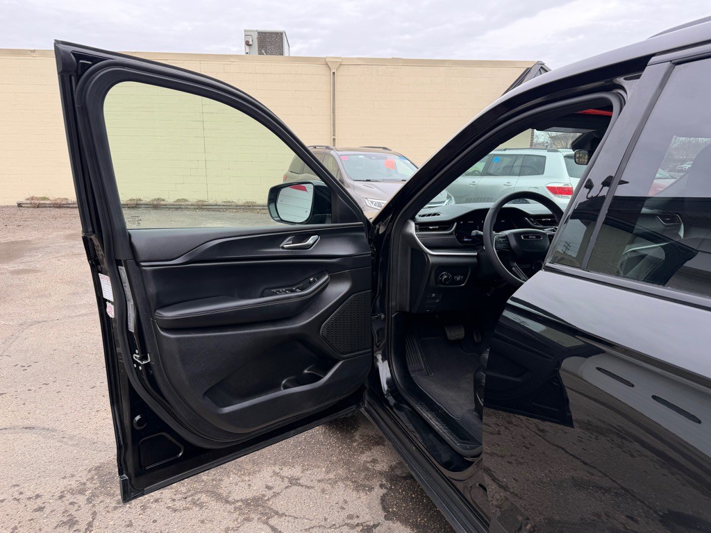 2025 Jeep Grand Cherokee Image 16