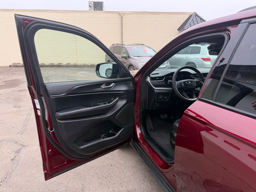 2025 Jeep Grand Cherokee Image 12