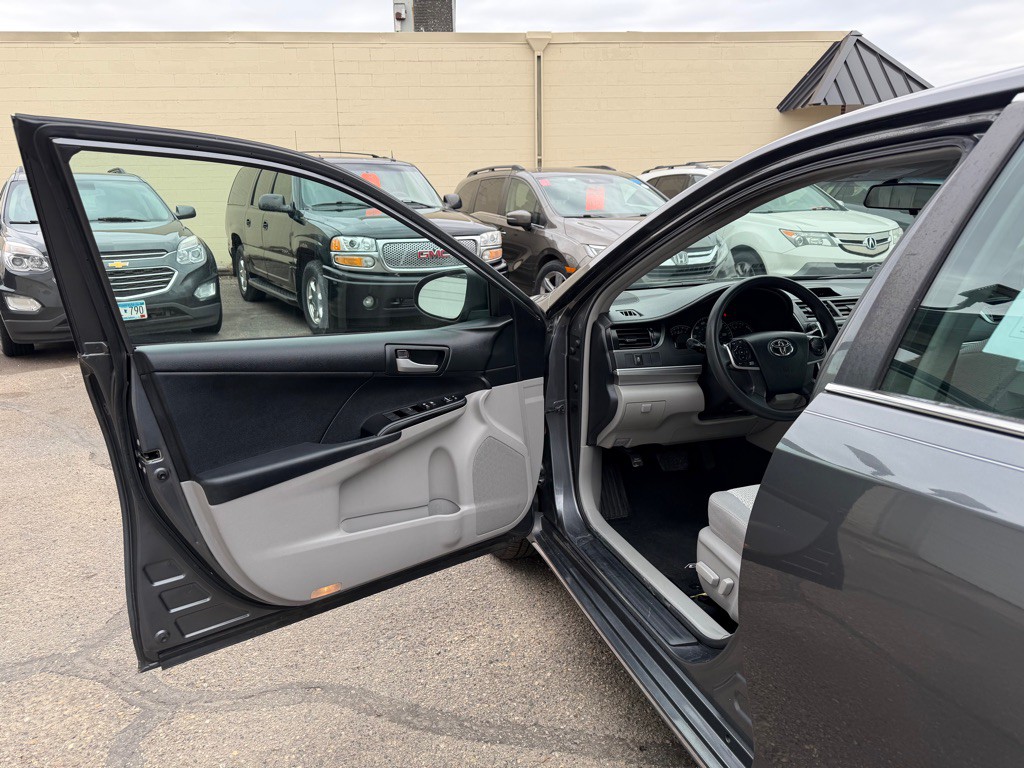 2012 Toyota Camry Image 12
