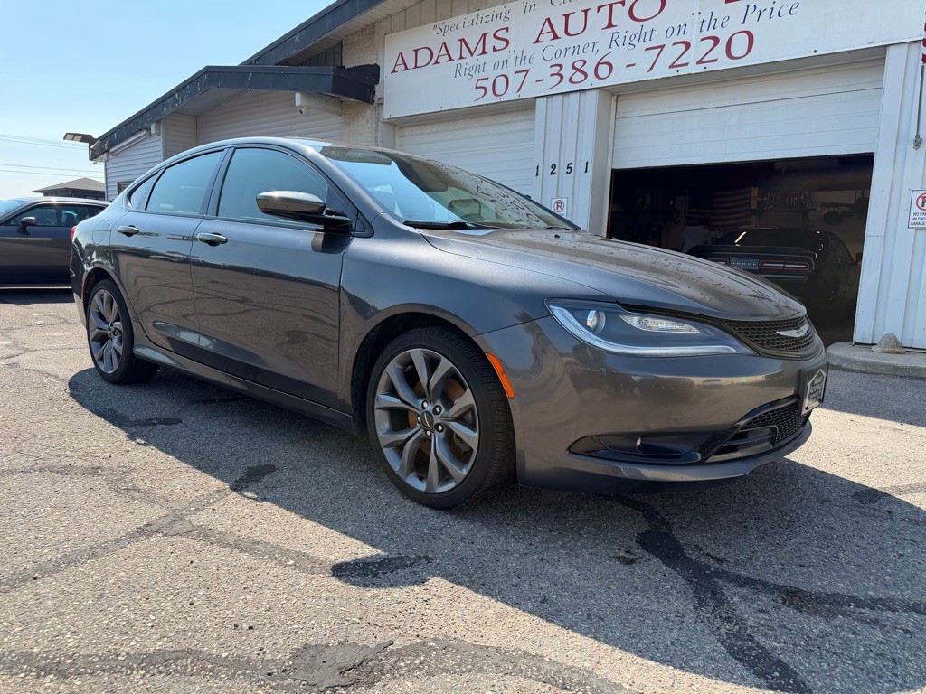 2016 Chrysler 200 Image 1