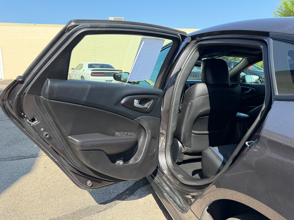 2016 Chrysler 200 Image 8
