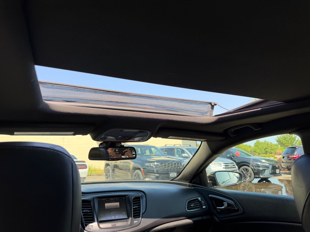 2016 Chrysler 200 Image 10