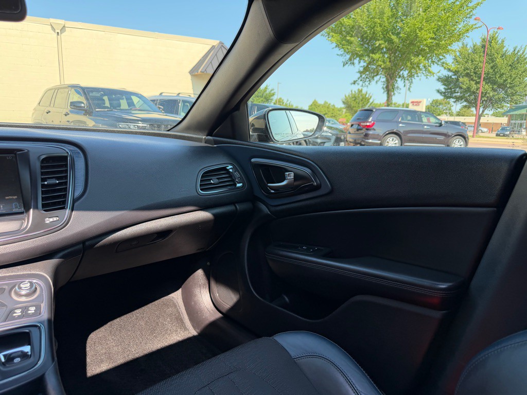 2016 Chrysler 200 Image 11