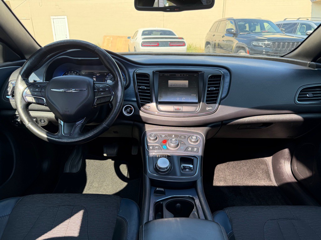 2016 Chrysler 200 Image 12