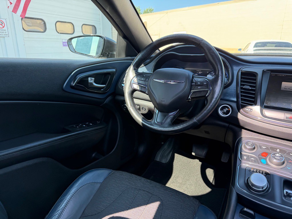 2016 Chrysler 200 Image 13