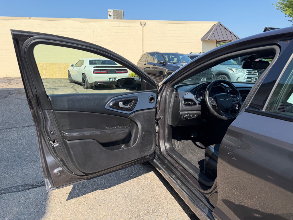 2016 Chrysler 200 Image 14